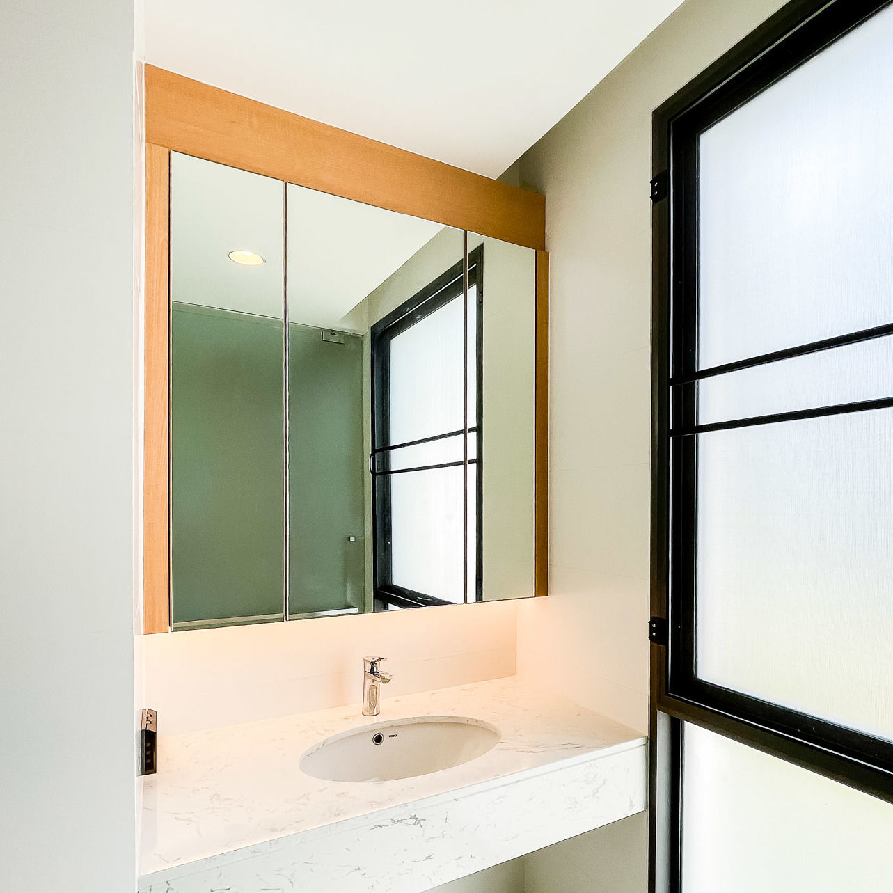 ตู้แขวนหน้าบานกระจก ตู้ห้องน้ำที่เต็มไปด้วยประโยชน์ใช้สอย เก็บ skincare ครีมบำรุงผิวต่างๆ ได้ 